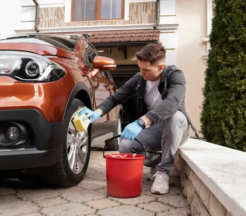 Lavage auto à domicile Chastel-Nouvel : professionnel intervenant sur un véhicule